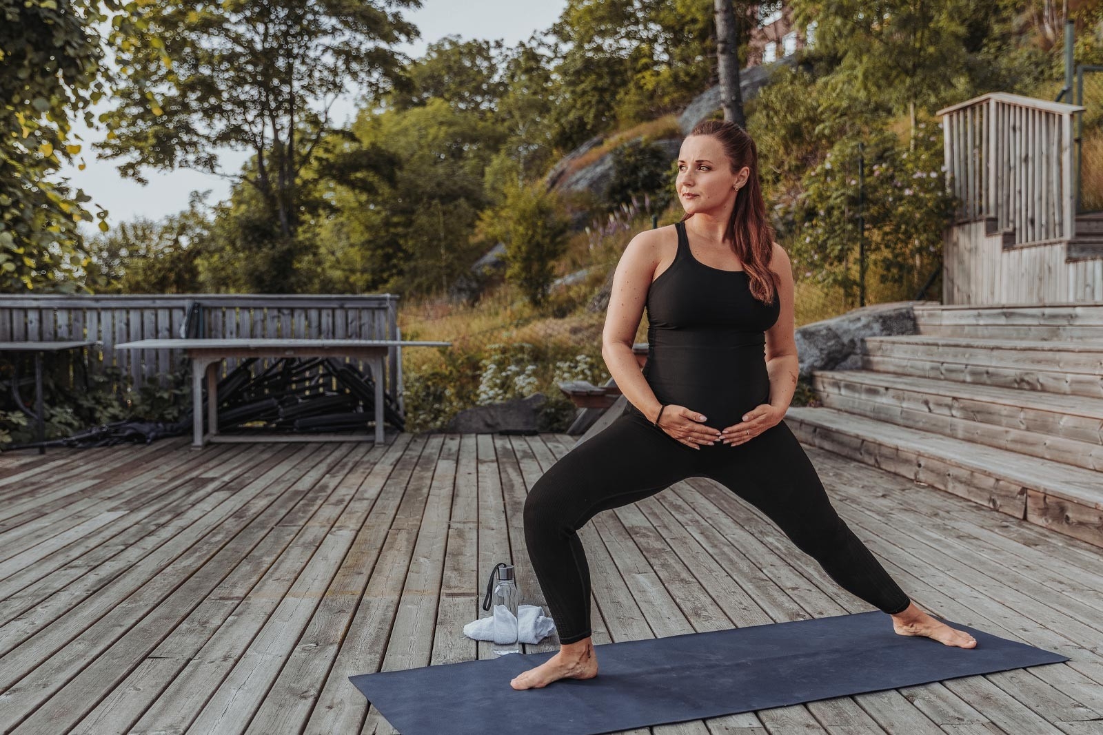 Sport durant la grossesse - une femme enceinte fait du yoga.