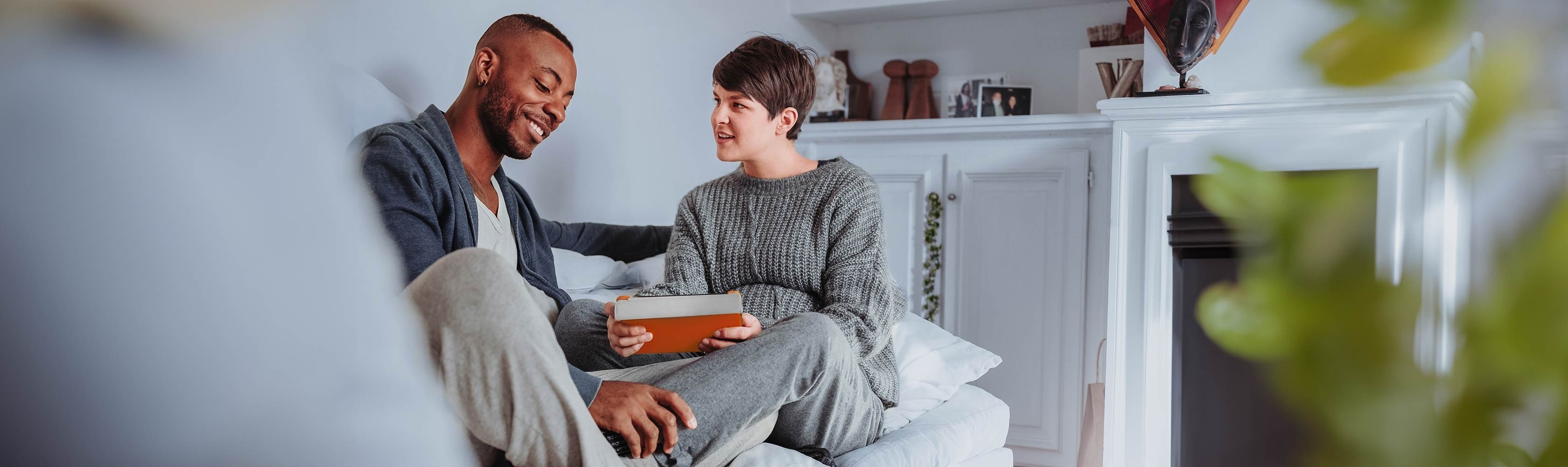 Préparation à l’accouchement - un couple discute sur un canapé