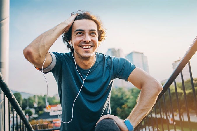 Un jeune homme se réjouit de sa réussite sportive.