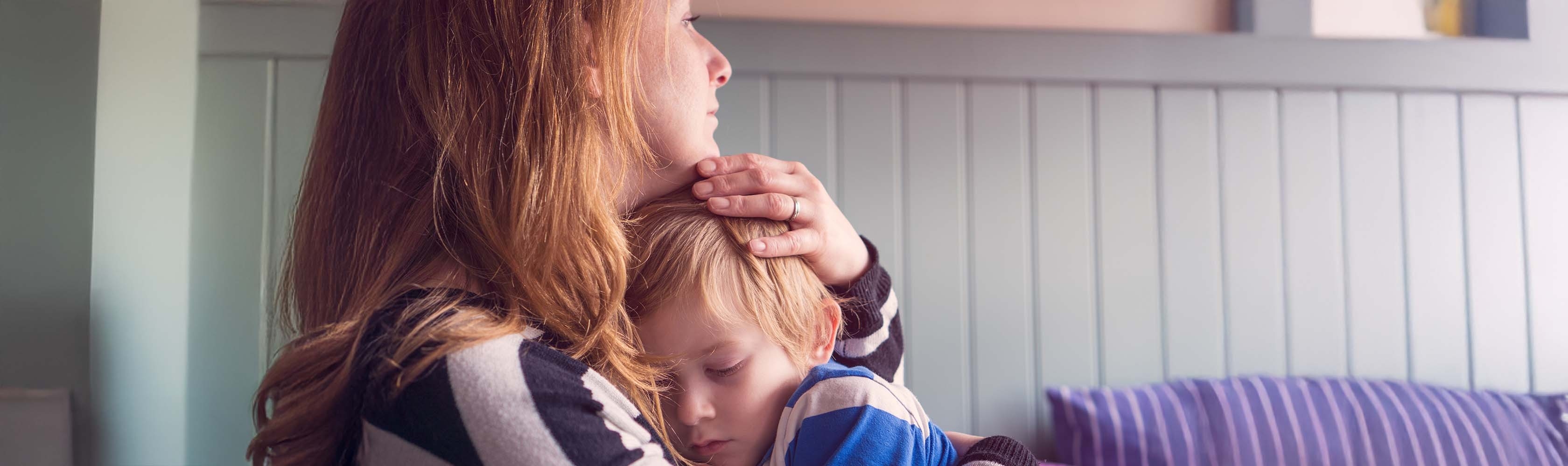 Une mère serre son fils dans ses bras et s'inquiète pour lui après qu'il soit tombé sur la tête.