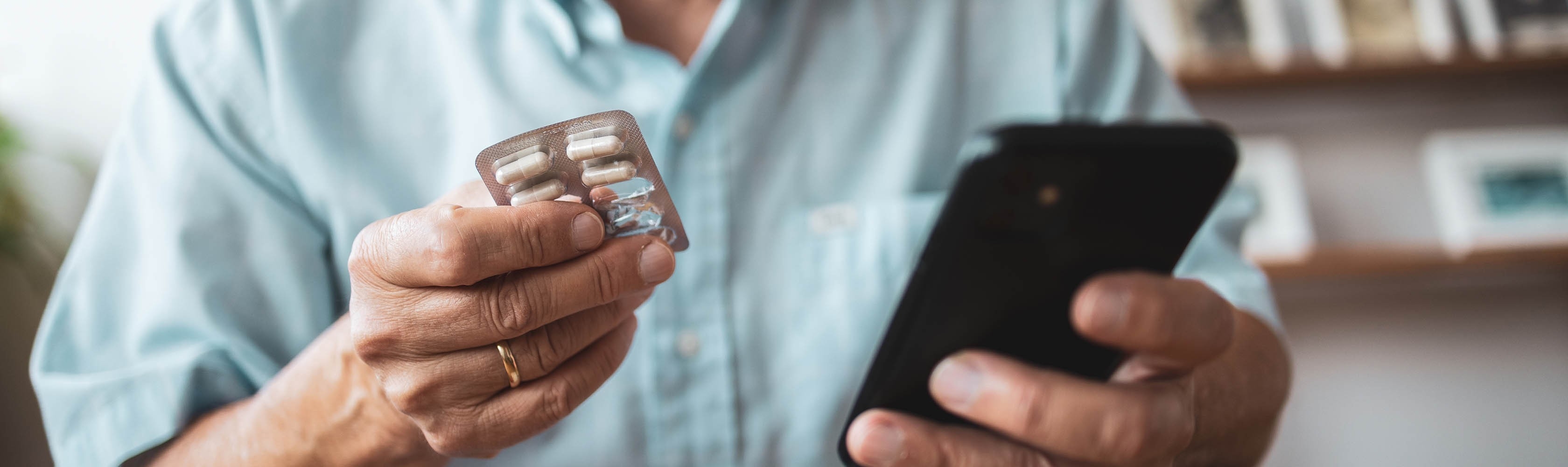 Un homme âgé téléphone au service de conseil santé de CONCORDIA pour obtenir des conseils sur ses médicaments.