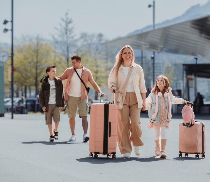 Ein Mann, seine Frau und ihre kleine Tochter machen einen gesunden Einkauf.