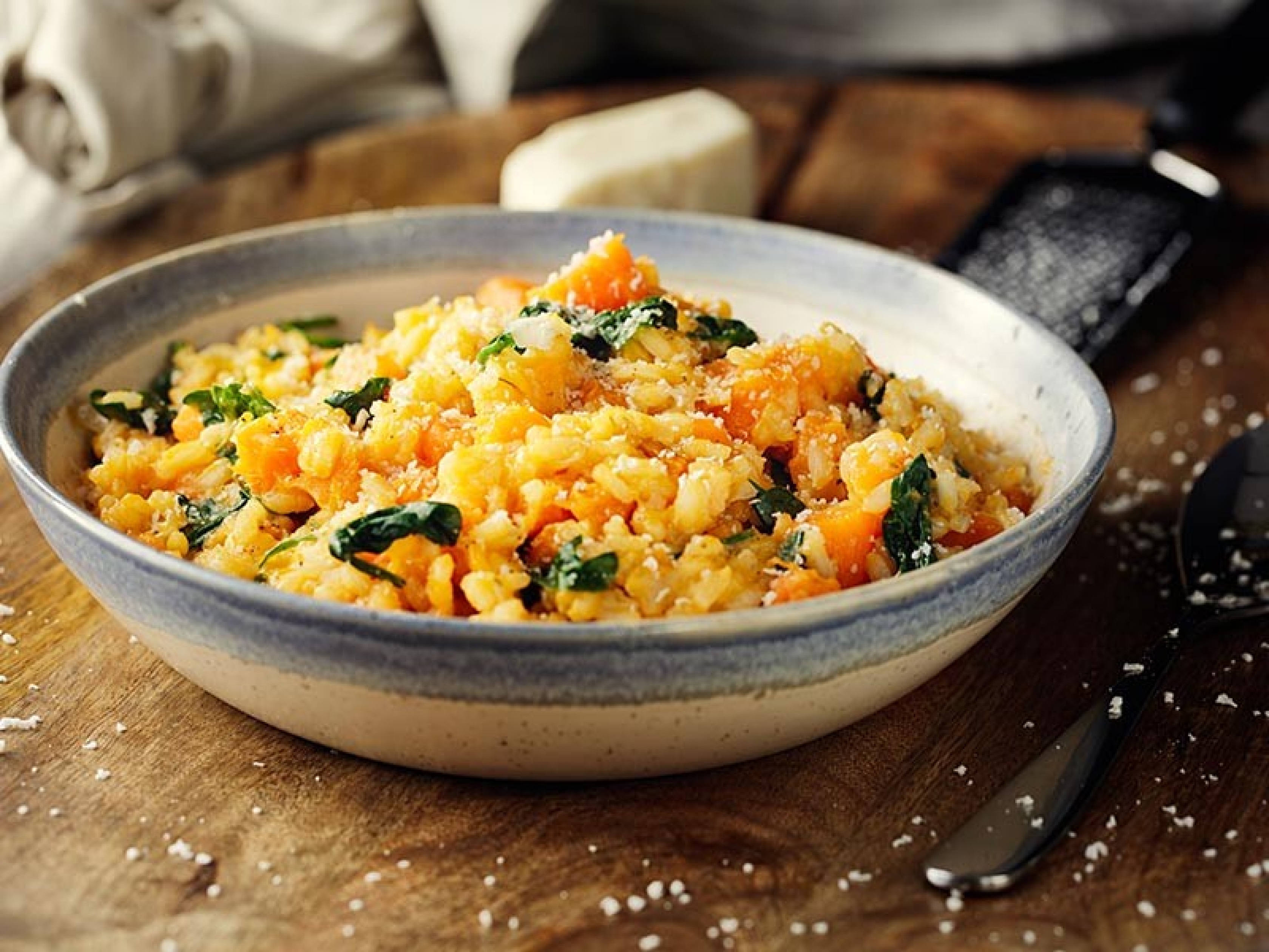 Gemüse-Risotto auf einem Teller. 