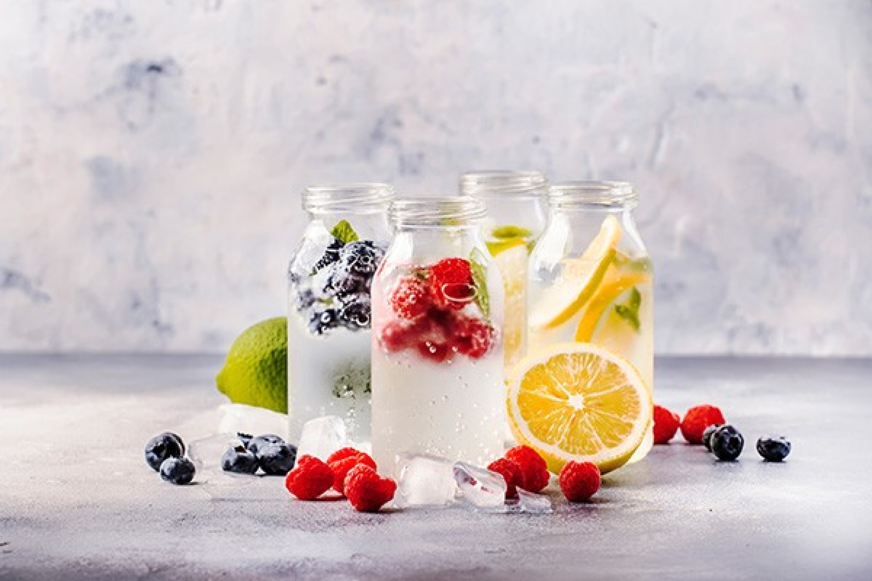 Un verre d'eau aromatisée est rempli. Sagesse sur la boisson et la santé.