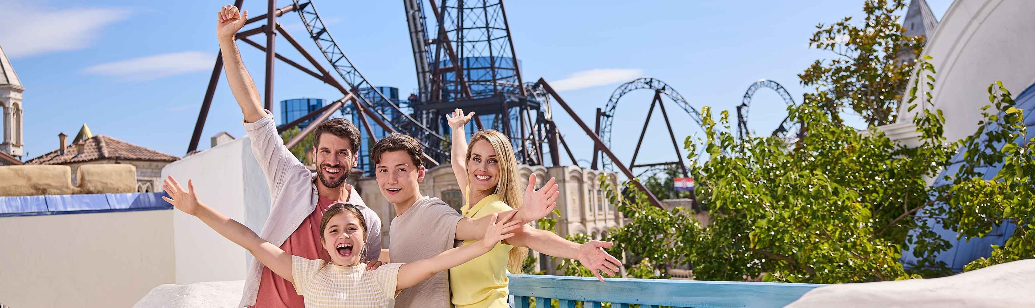Europa-Park – Achterbahn Pegasus mit vielen fröhlichen Personen