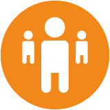 Drei Personen auf orangem Kreis