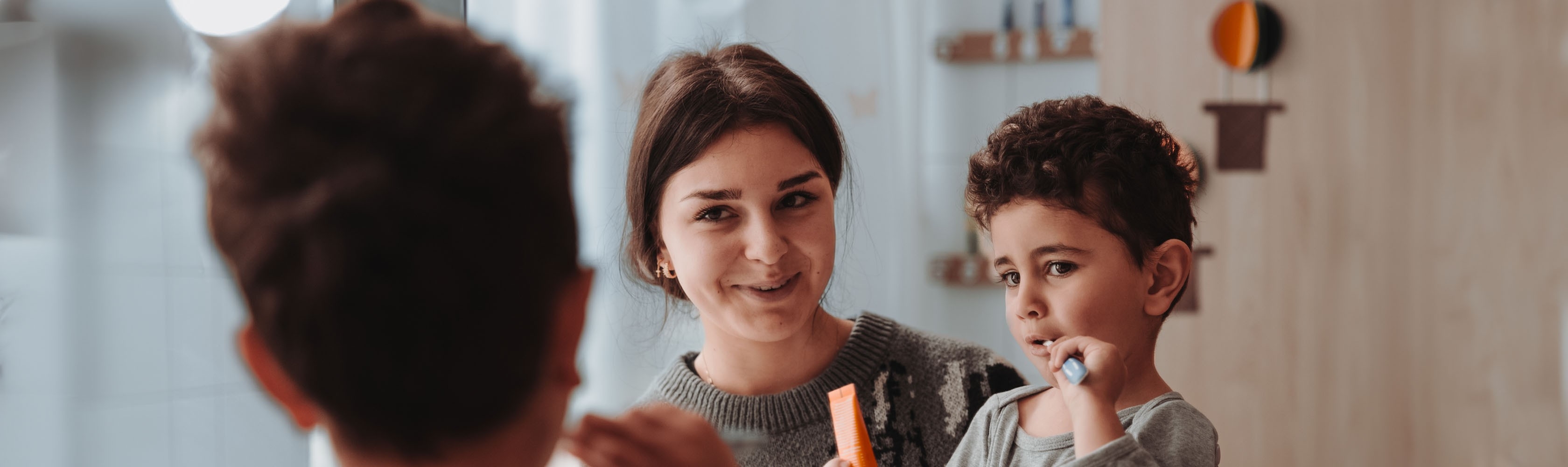 Wettbewerb elektrische Zahnbürste - Ein Junge putzt sich vor dem Spiegel die Zähne