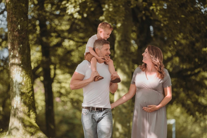 Kinder spielen fröhlich draussen in einem Park.