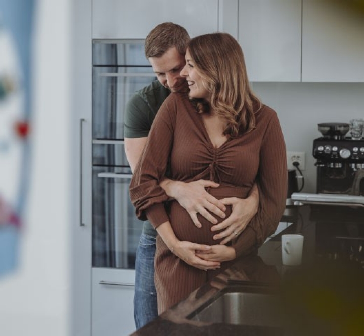Ein glückliches Paar freut sich auf den baldigen Nachwuchs.