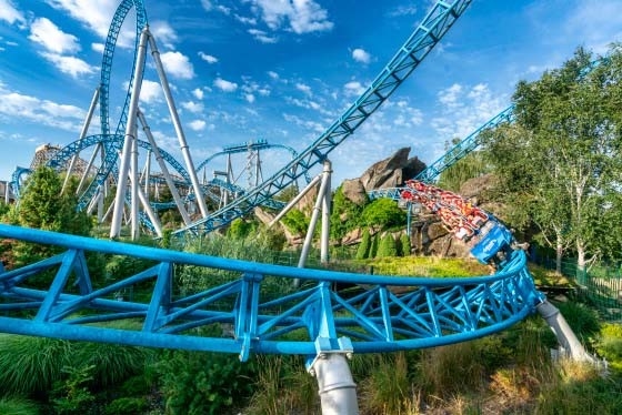 Europa-Park – montagnes russes Blue Fire avec un looping