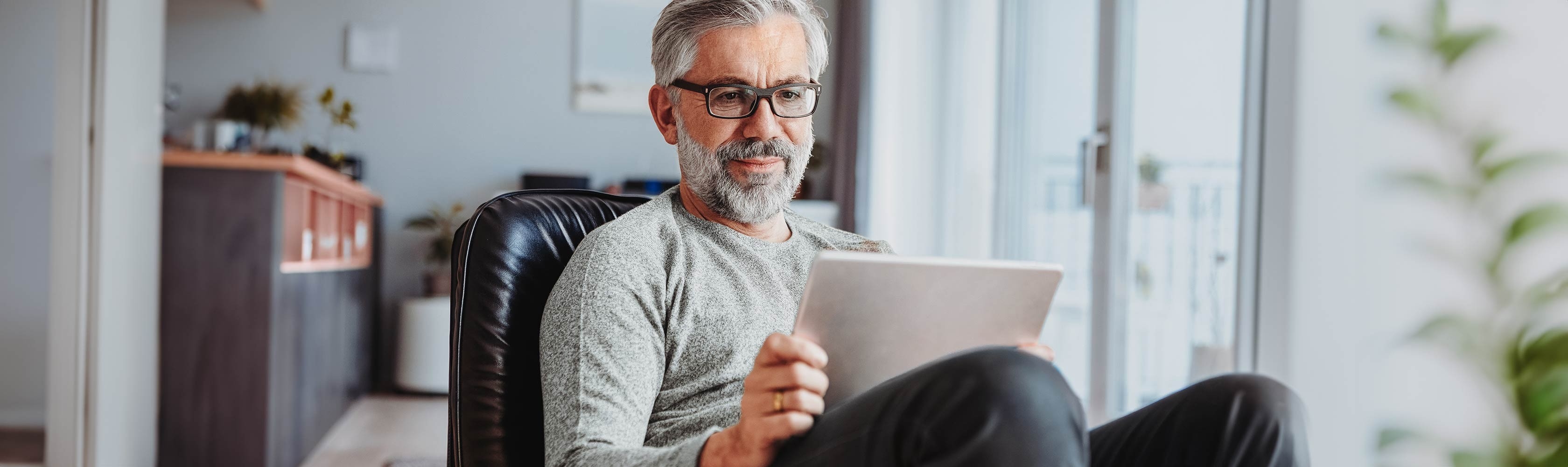 Confirmation partenaire de coopération Mobilier - Une main tient une des 6 feuilles avec pictogrammes sur une table en bois