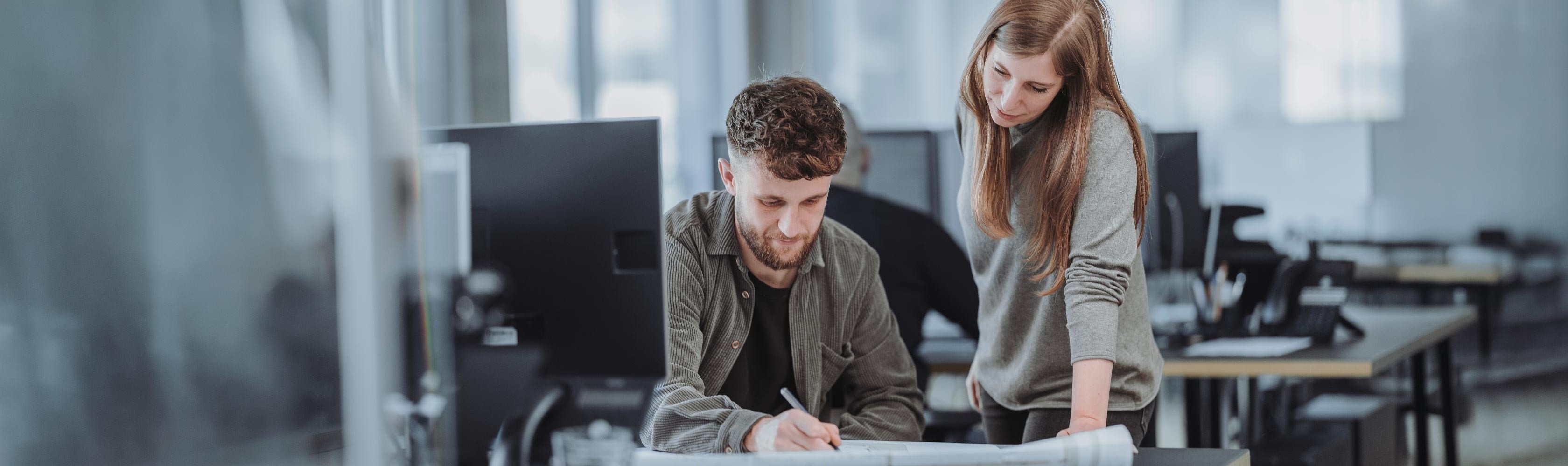 Rapport annuel 2025 - Un homme et une femme travaillent au bureau
