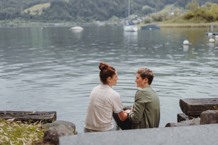 Assurance pour nous deux – couple assis au bord du lac