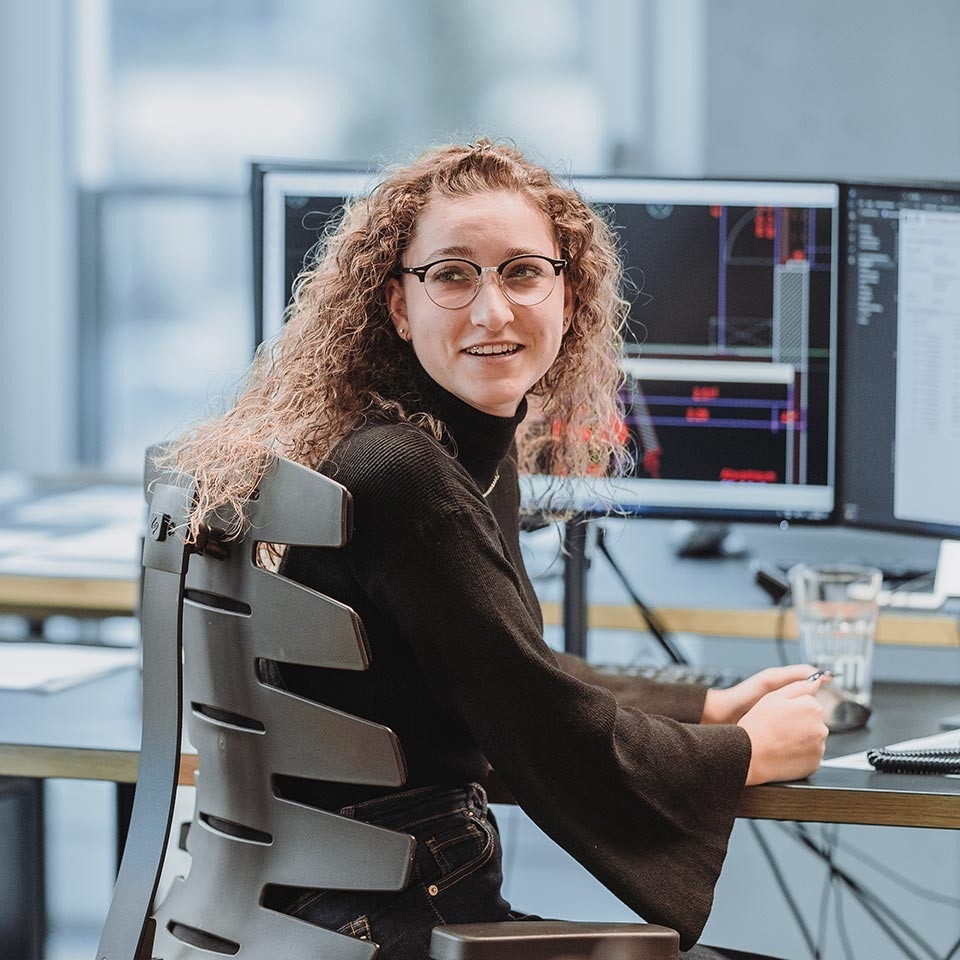 Troisième pilier – jeune femme concentrée devant son ordinateur