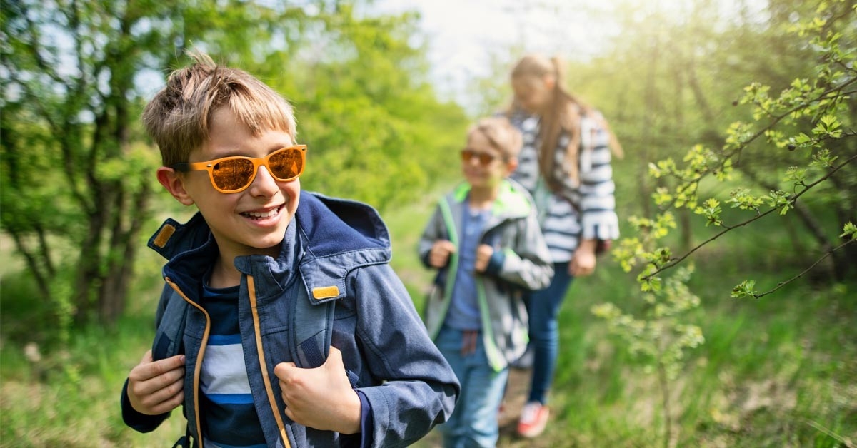 Märchenwege in der Schweiz: Drei Kinder wandern
