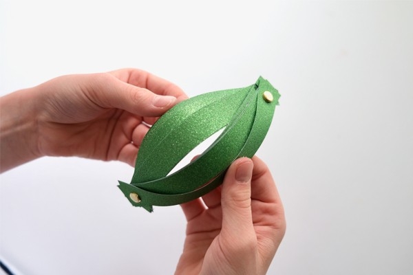 Christbaumkugeln – Kind zieht Streifen auseinander