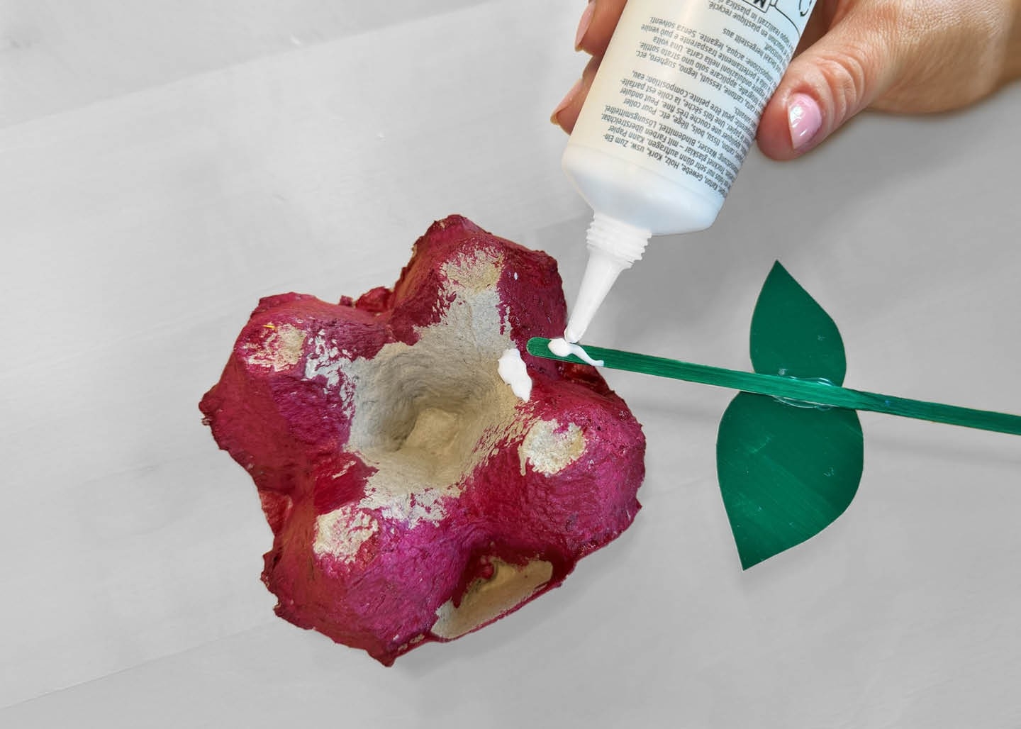 Eierkarton-Blumen - Stiel ankleben