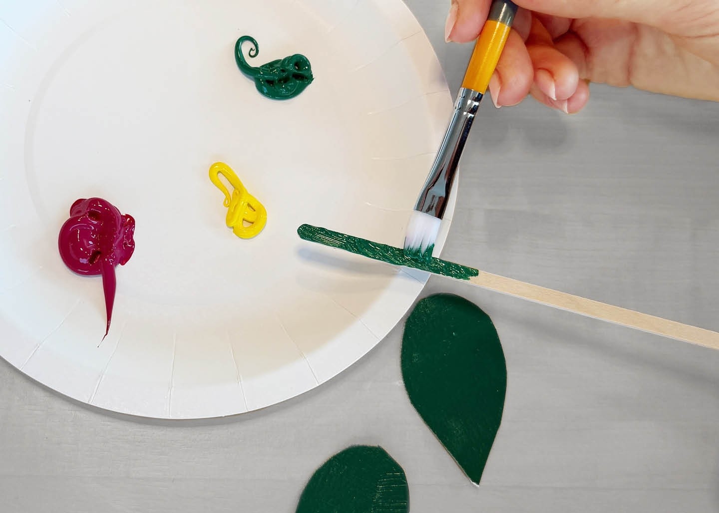 Eierkarton-Blumen – Stiel grün anmalen