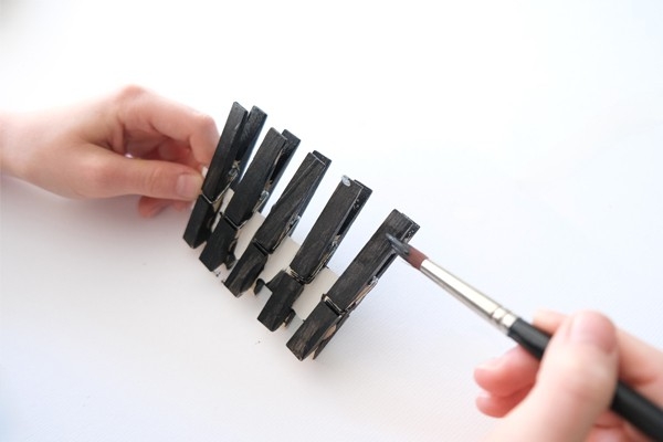 Fledermausclip – Kind malt Klammern schwarz aus