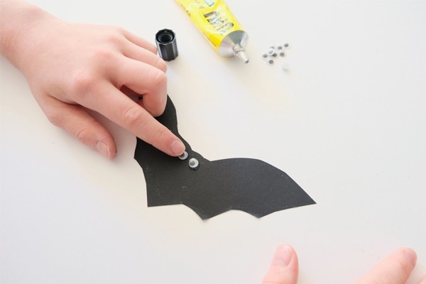 Fledermausclip – Kind klebt Augen auf Fledermaus
