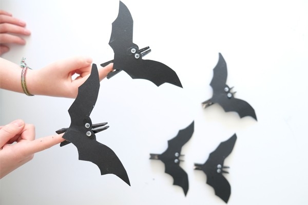 Fledermausclip – Kind hält Fledermausclips