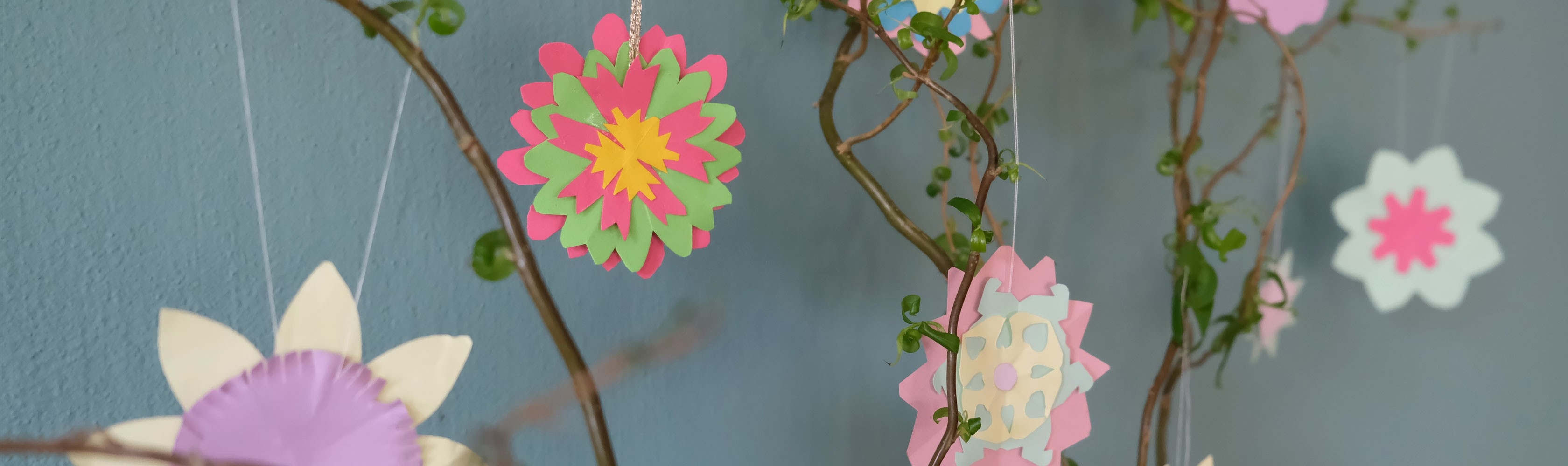 Glücksbaum: selbstgebastelte Blumen an Ästen