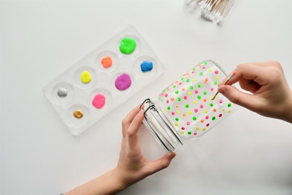 Glücksglas– Kind betuft Glas mit Farbe