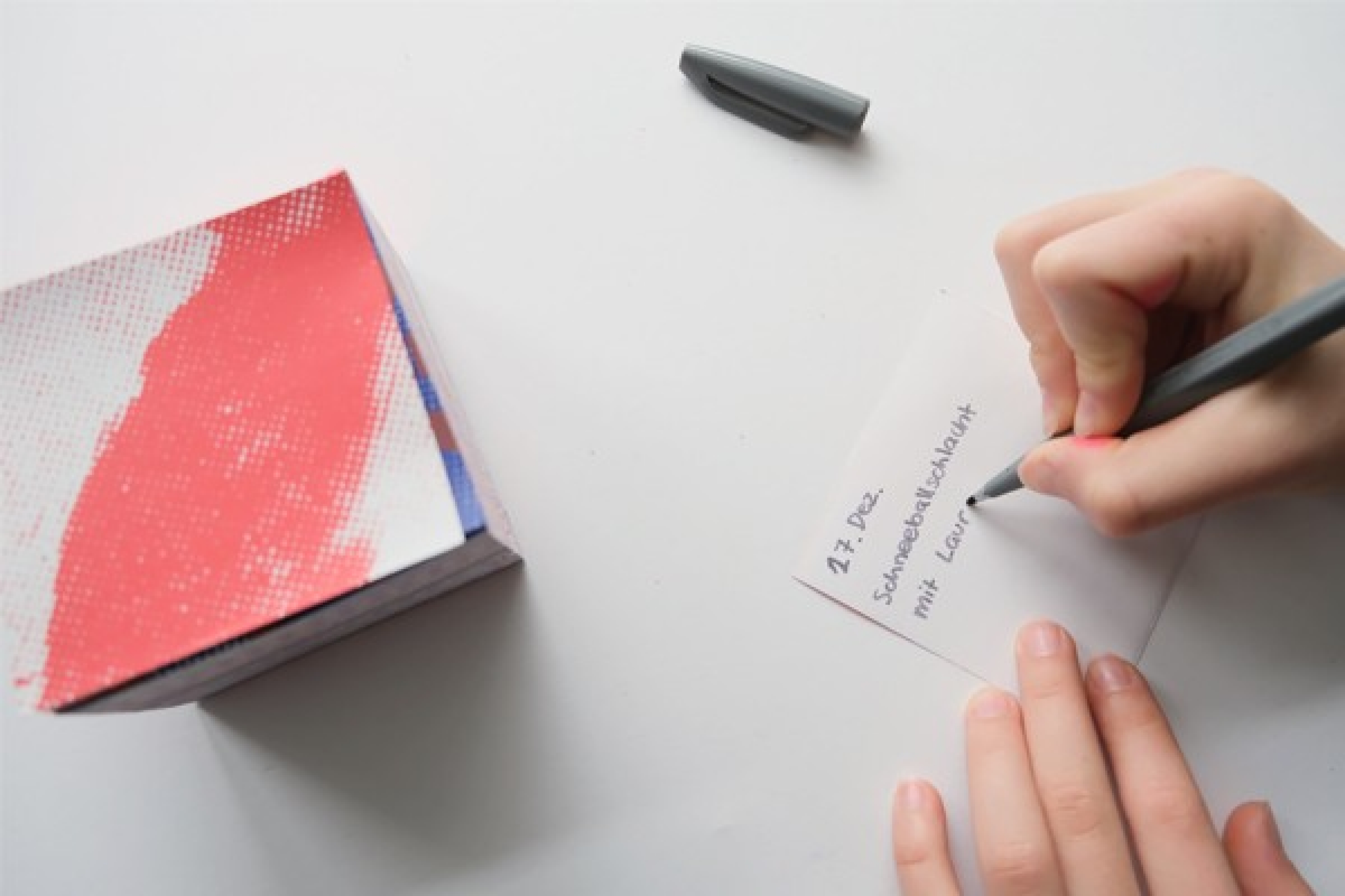 Glücksglas – Kind schreibt Glücksmomente auf