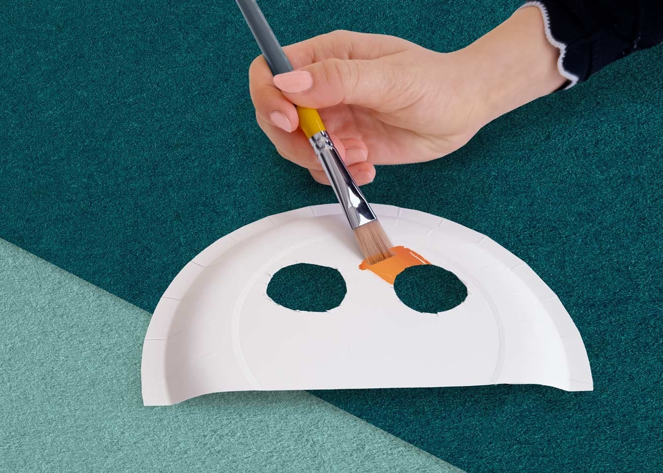 Tiermasken – Pappteller wird angemalt