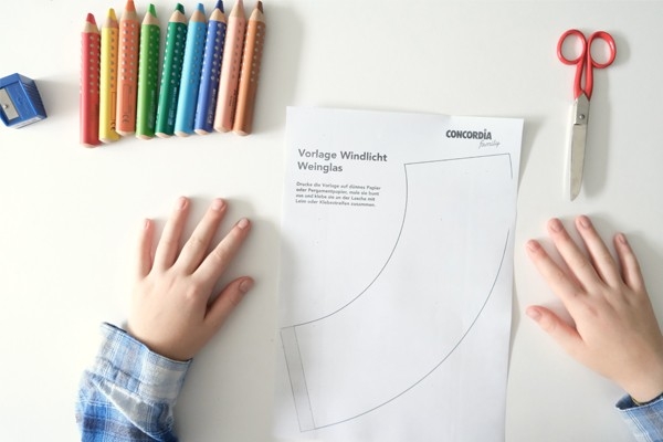 Windlicht – Vorlage auf dem Tisch mit Stiften und Schere