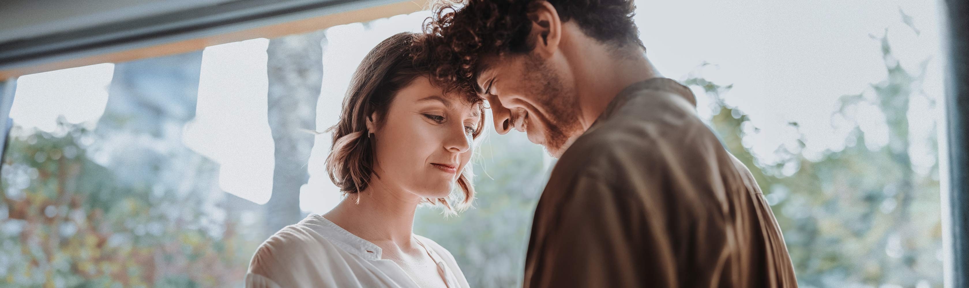 Restare incinta: un uomo e una donna appoggiano la fronte l’uno sull’altra