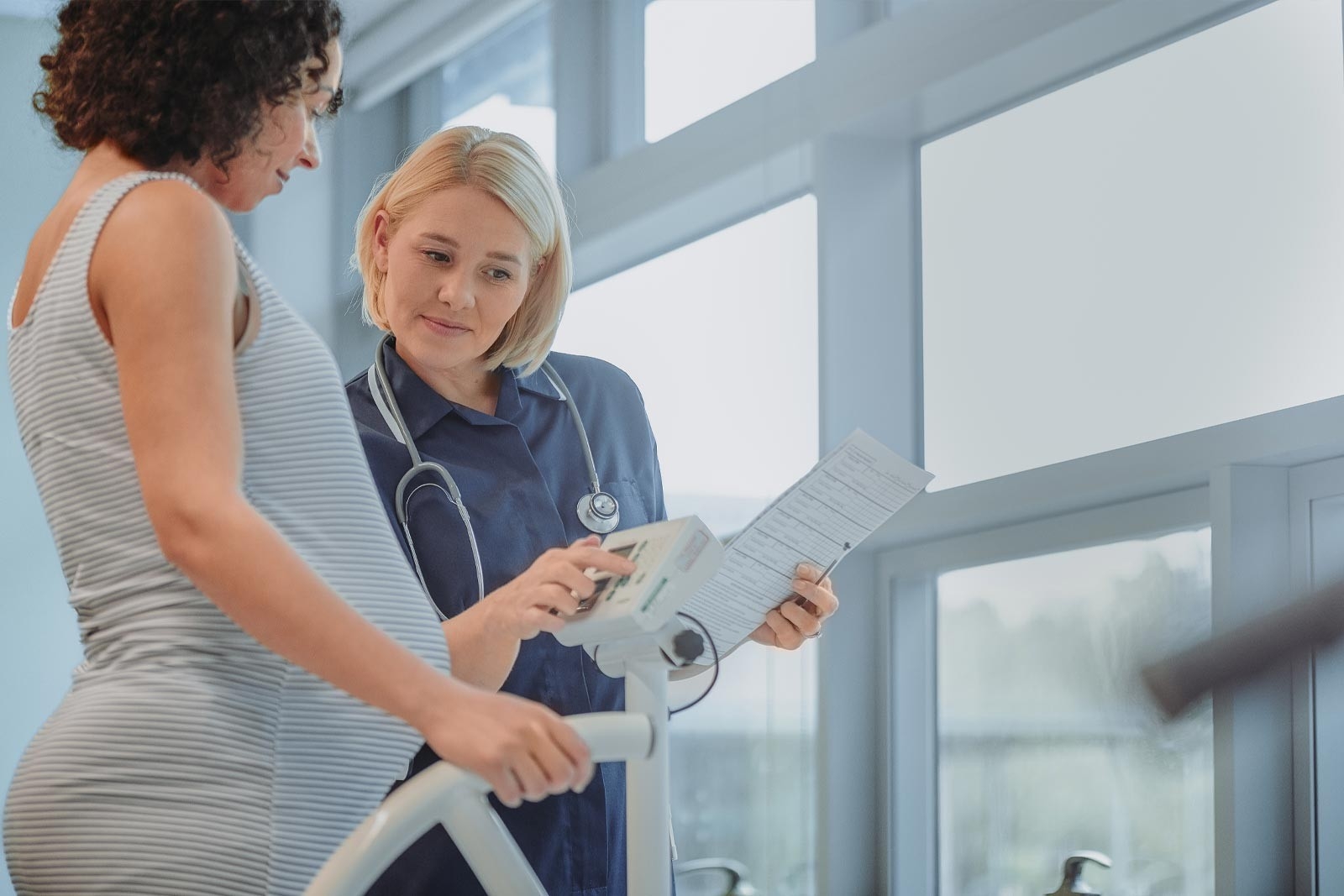 Aumento di peso in gravidanza: una donna incinta durante una visita di controllo in clinica.