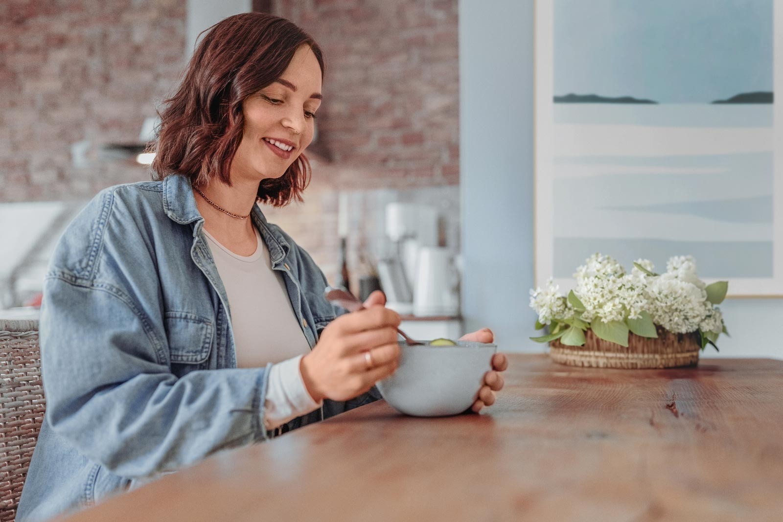 Aumento di peso in gravidanza: una donna mangia una bowl sana.