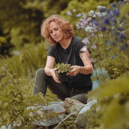 App salute – Donna rilassata mentre fa giardinaggio.