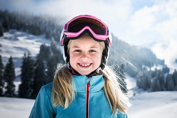 Una ragazza indossa un casco per una maggiore sicurezza sulle piste da slittino