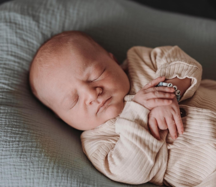 Babyphone- Baby liegt schlafend im Bett