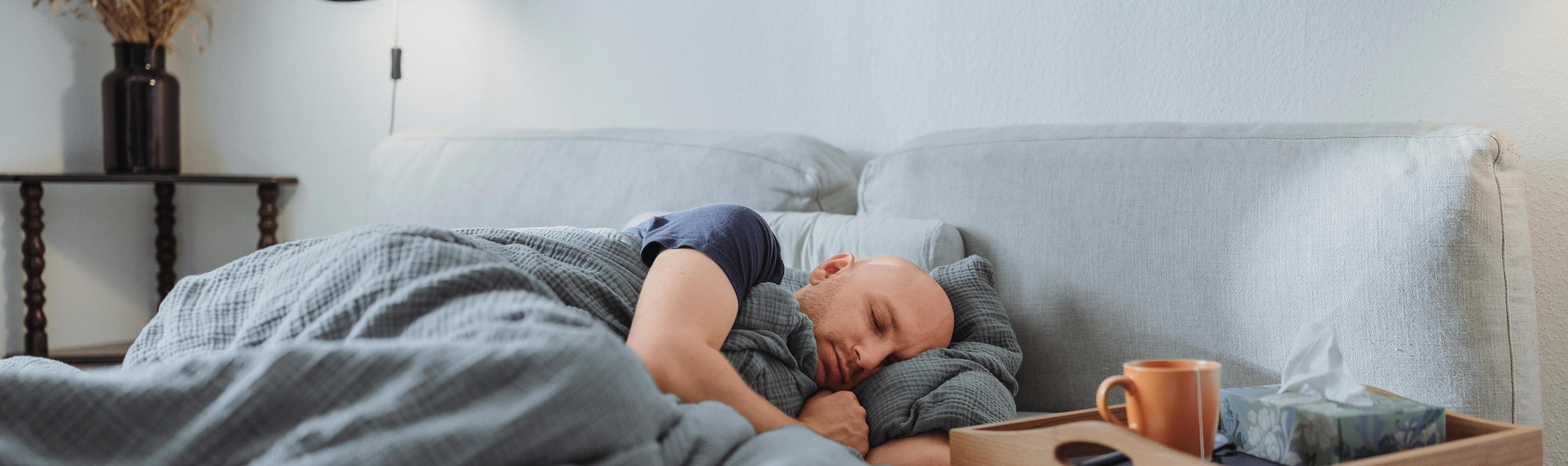 un uomo è a letto con l'influenza