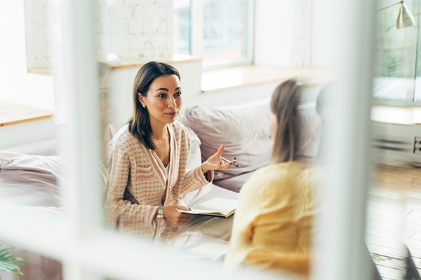 Due collaboratori conducono una conversazione piacevole e aperta.