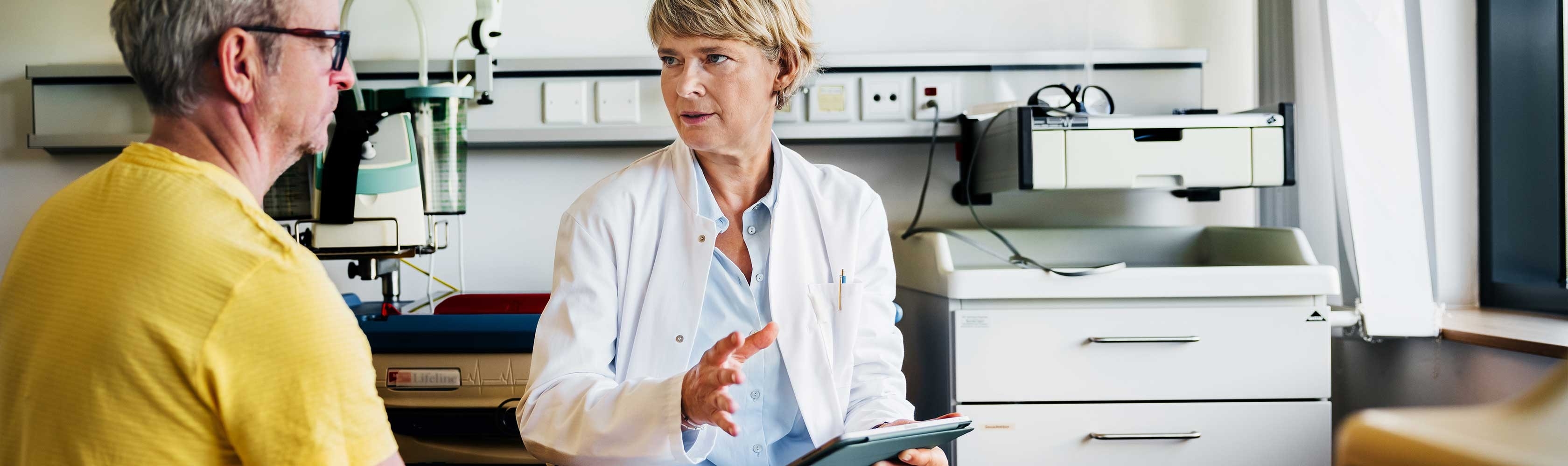Un uomo sta parlando con una dottoressa.
