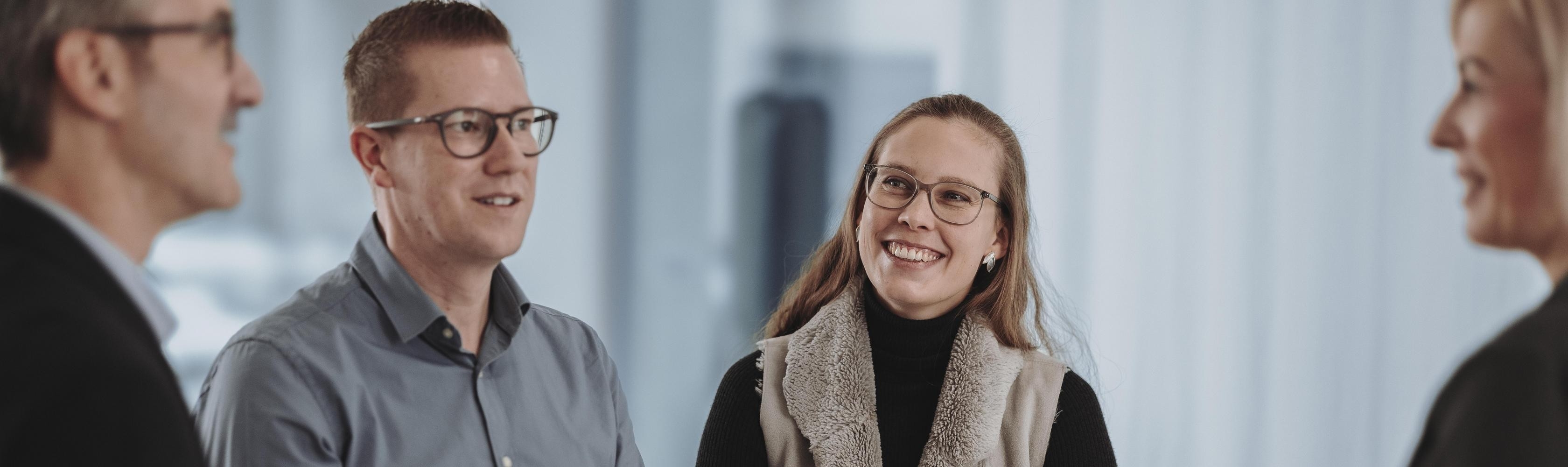 I collaboratori di CONCORDIA conversano allegramente durante un workshop.