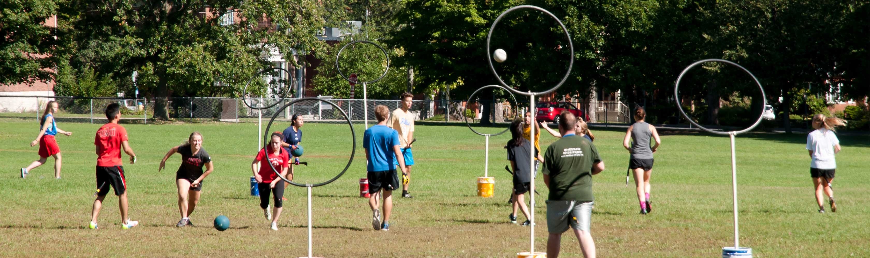 Un gruppo sta giocando a quadball su un campo da gioco.