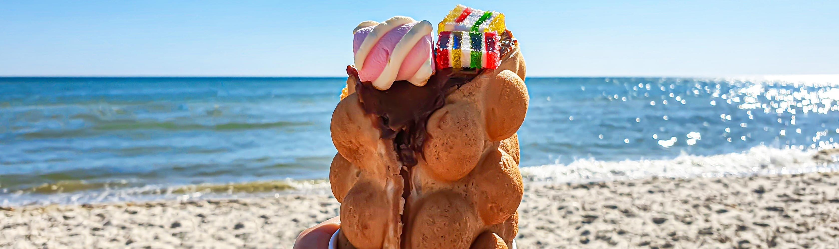 Ein Glace am Strand geniessen.