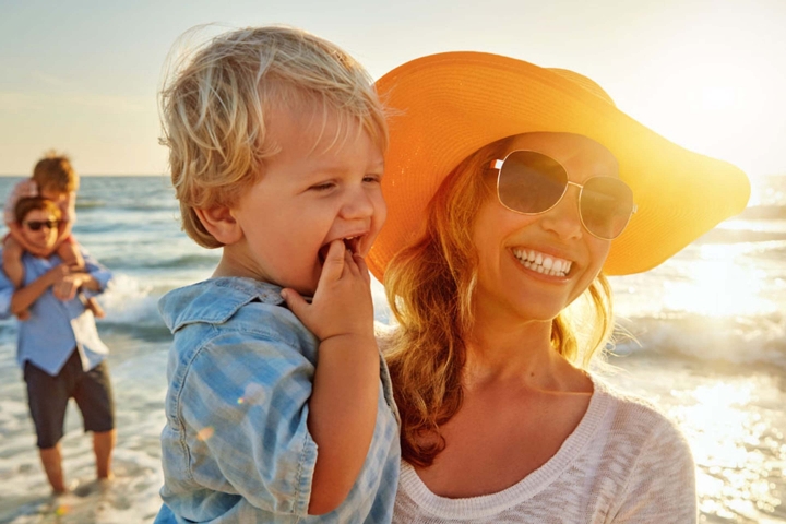 eine glückliche Familie in den Ferien am Strand
