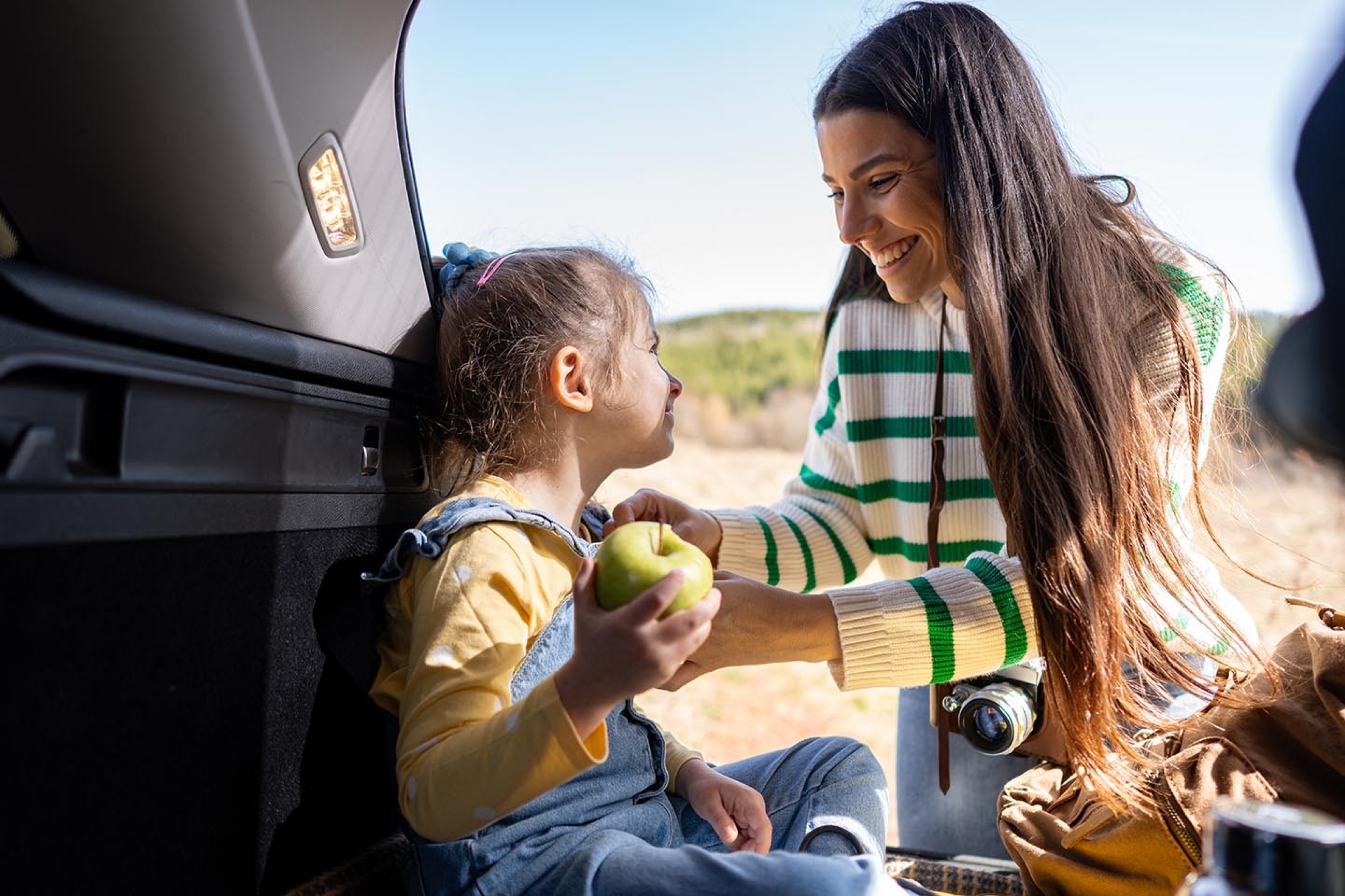 Mutter und Tochter verpfelgen sich auf der Reise.