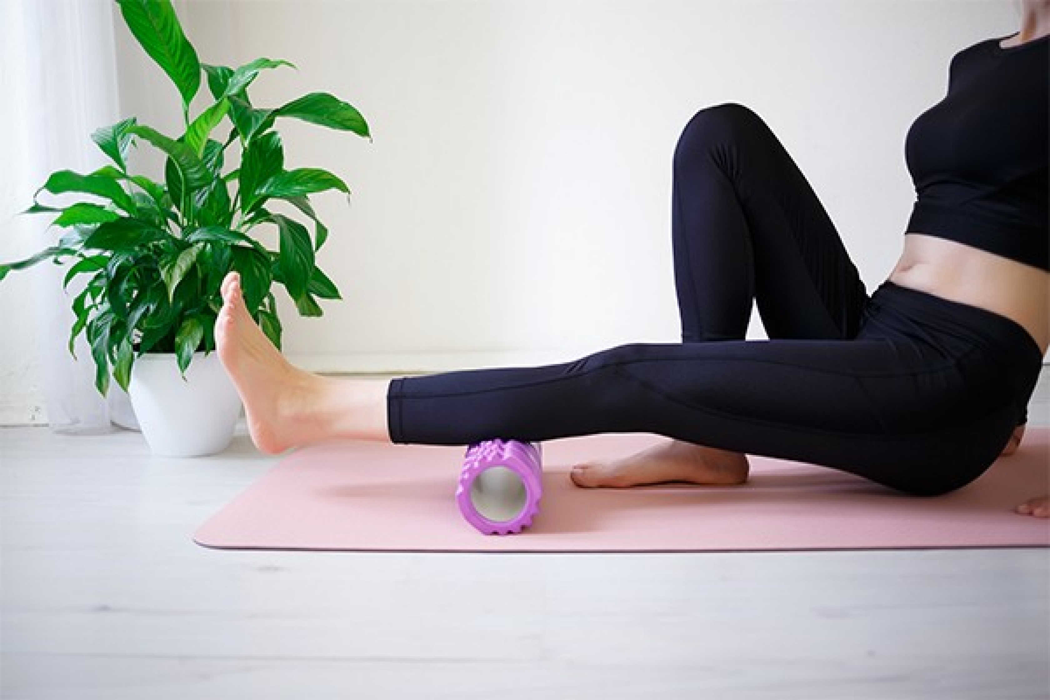 La donna recupera e rilassa i muscoli con un Blackroll.