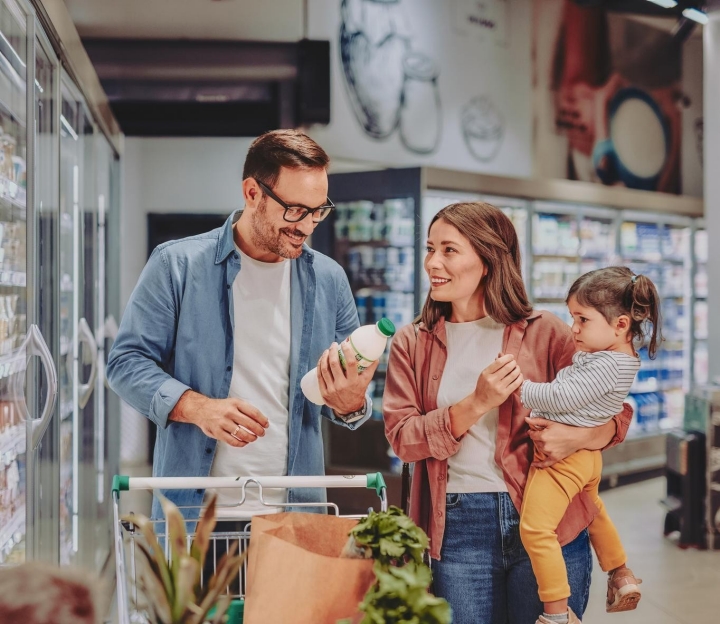 Un uomo, sua moglie e la loro bambina fanno la spesa salutare.