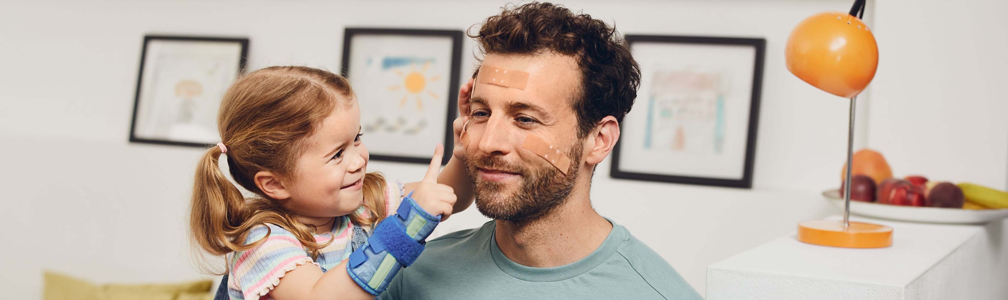 Vater und Baby liegen auf dem Sofa. Der Vater schläft.