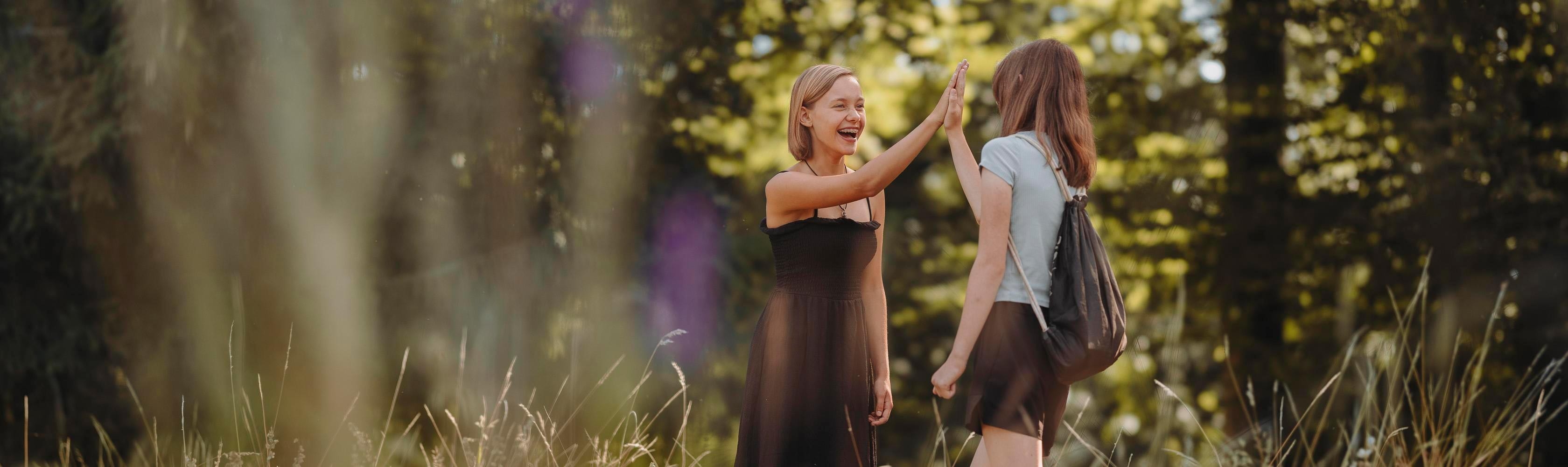 Läufer übergeben sich orangen Stab während Stafette nah