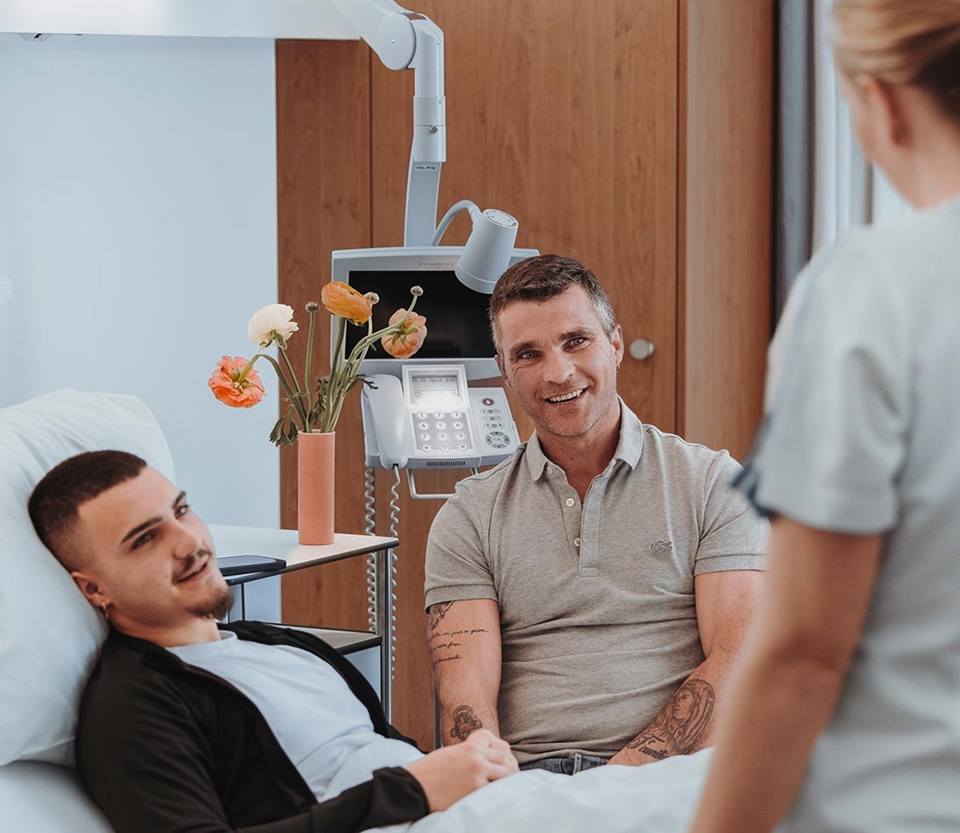 Familie hält orangen Ball