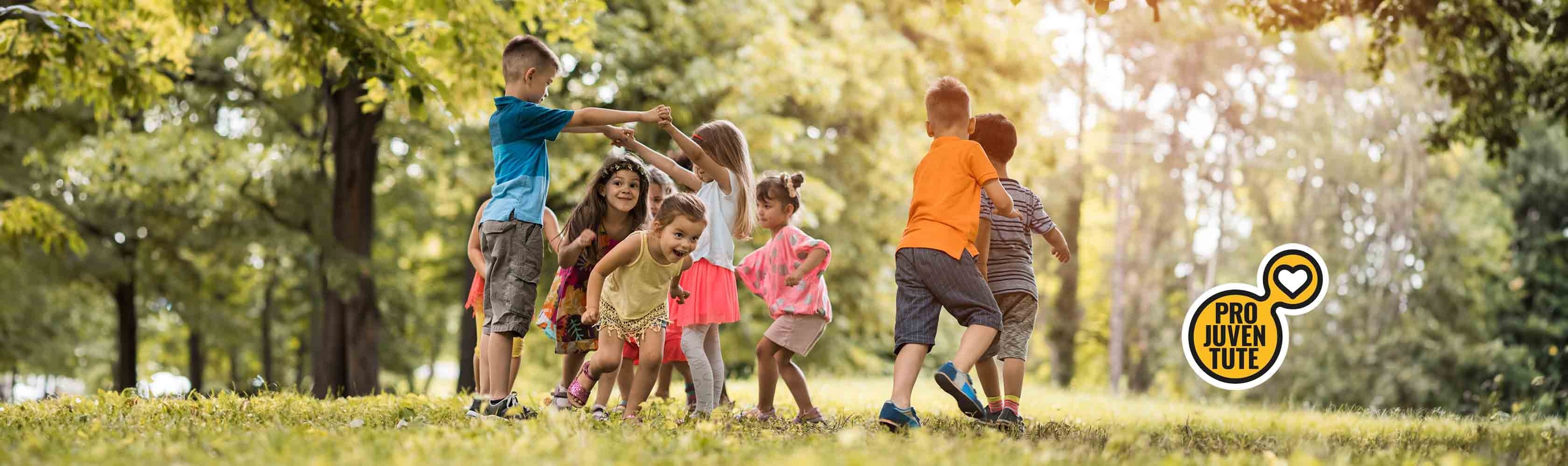 Pro Juventute - Un gruppo di bambini gioca su un prato